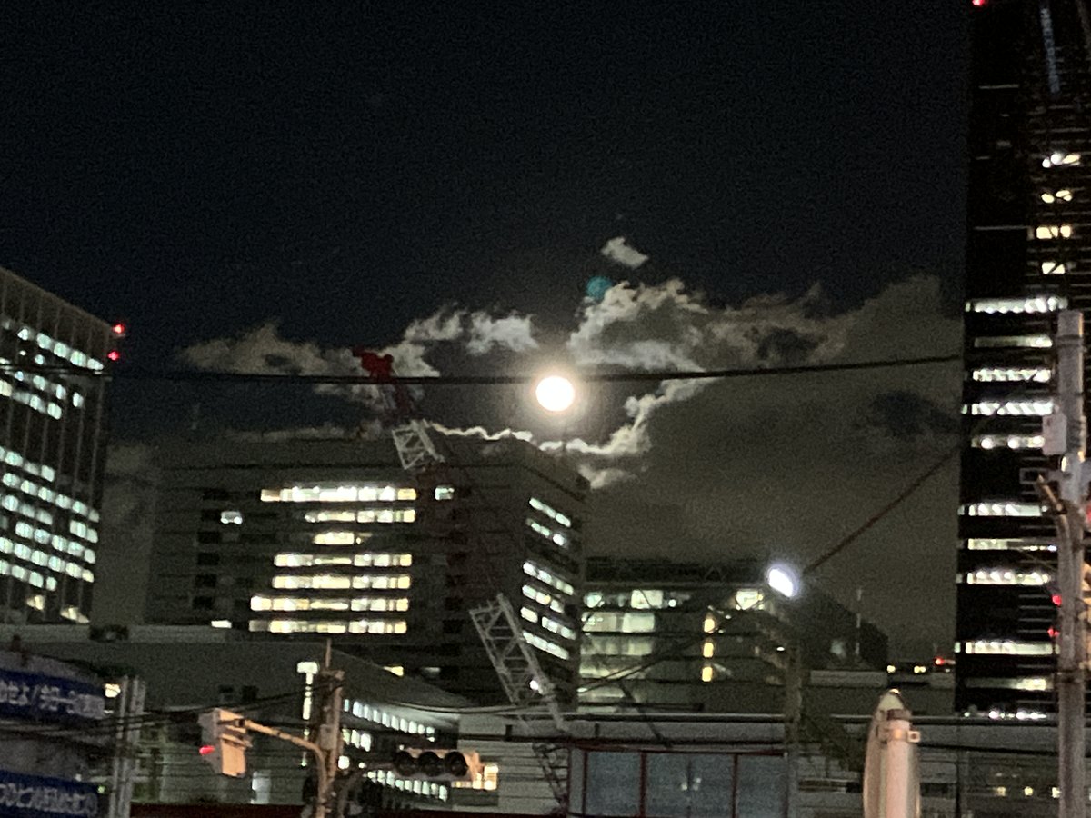 ilyf01's tweet image. 1枚目タブレットPC（マイクロソフトSurface Go2）
2枚目スマホ（iPhoneSE第3世代）

やはりスマホでしょうか。
#Microsoft_Surface #iPhoneSE