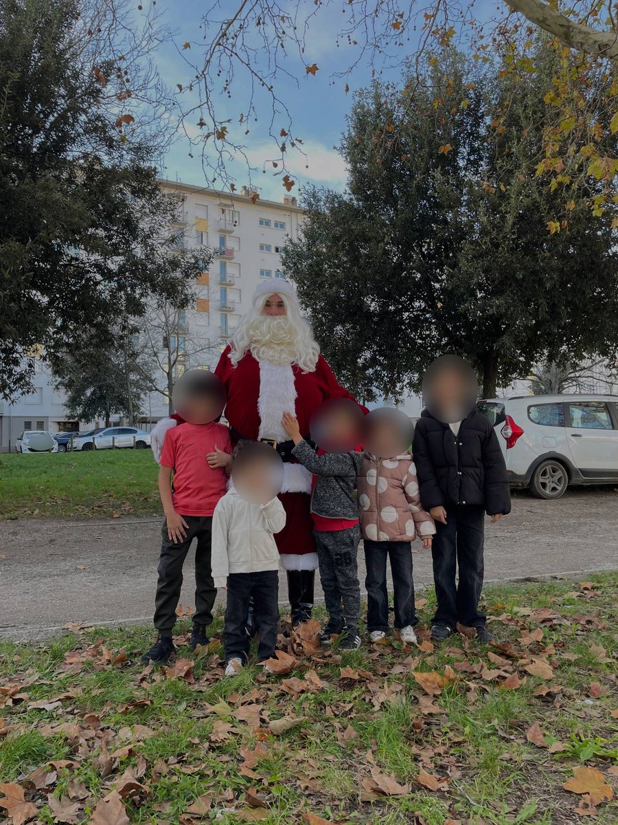 DesbalsServices's tweet photo. ATTEL'TOI dans les rues ! Le beau temps a permis au public de siroter leur chocolat chaud et de goûter à l'extérieur 😎☕️ Beaucoup de parents étaient ravi·es qu'il y ait des activités pour les enfants 🎈 https://t.co/q1kHzfJyp3