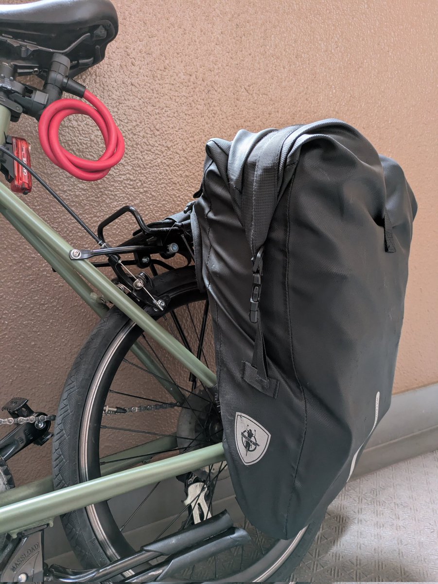 gahaku_r's tweet photo. サツマイモ買って焼き芋作ろうと思ったのに
行きしな道端で自転車ごと倒れてるおばあちゃん見つけて
おばあちゃんの行き先まで見送ってから買い物行ったら
サツマイモの事すっかり忘れていて今(笑)
明日サツマイモ買いに行こ🚴
ま、今日は今日でパニアバッグがパンパンパン
#ミニベロ #terncrest https://t.co/vtsIInAnkV