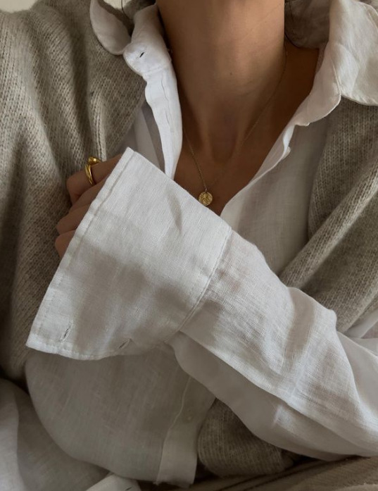 "Después de tomar una gran decisión, alguien me preguntó...

¿Eres feliz?...Y yo respondí:

Feliz no, en paz si, en la vida aprendí que no siempre seré feliz, ahora estar en paz es mi gran necesidad."