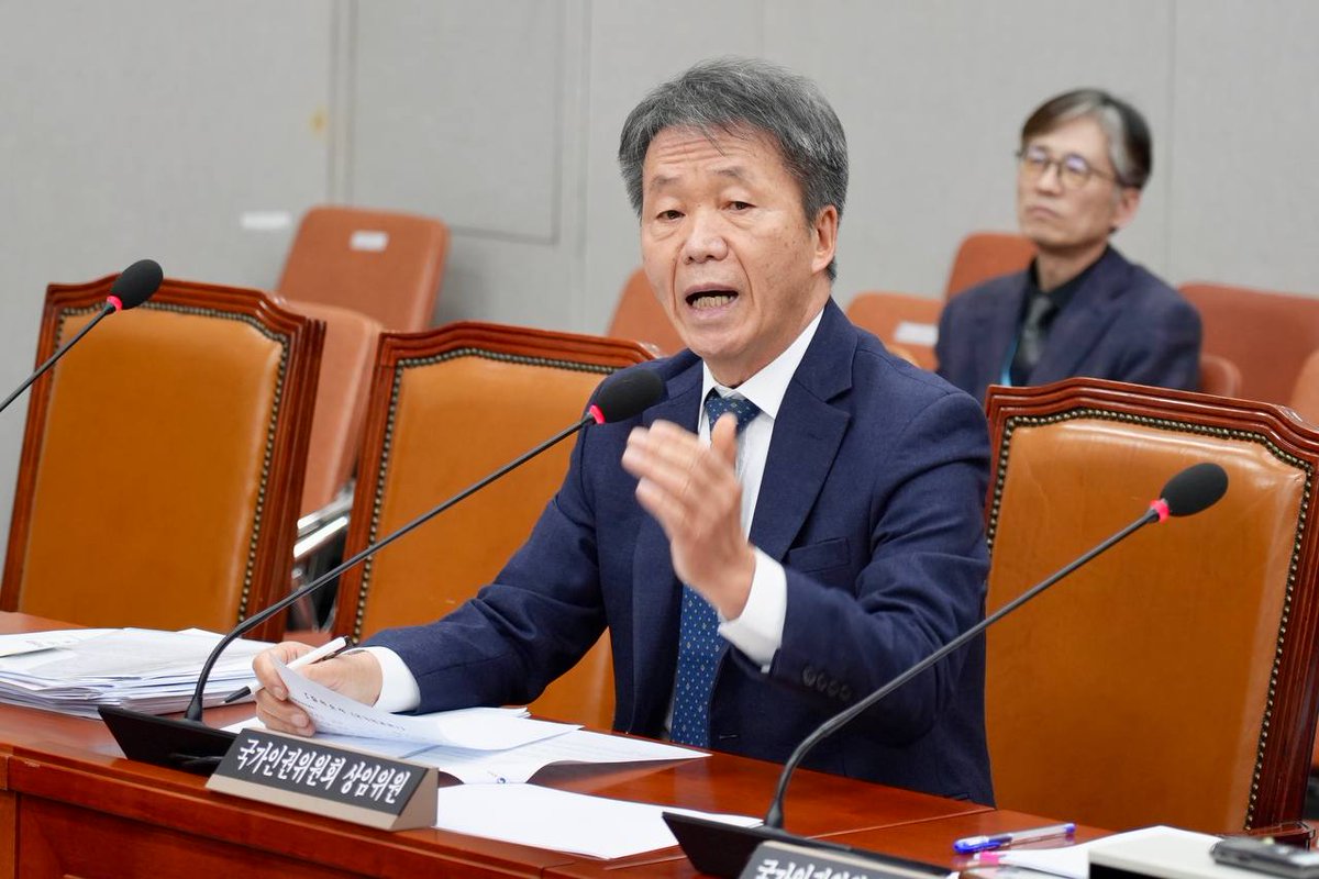 국회 운영위원회 현안질의에서 안창호 국가인권위원장을 상대로 <계엄 포고령 1호>의 인권 침해적 요소를 물었습니다.“최종 판단은 헌재가 한다”는 앵무새같은 대답만 반복했습니다. 인권 침해에 대한 판단을 법원에 미룬다면 인권위원회의 존재 이유는 대체 무엇입니까? 

안창호 위원장은 계엄 선포