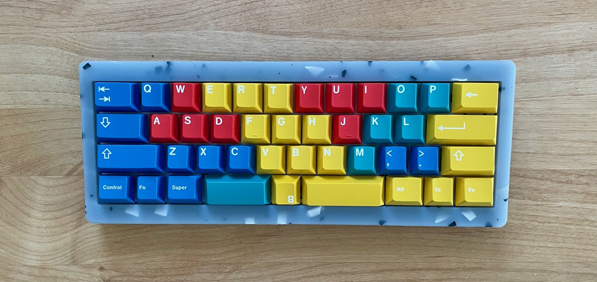 HIBI Design <a href="/hibi_mx/">HIBI</a> Juneの40％版と言ってもよいChopper🌭をビルドした!!
I've built HIBI Chopper⌨

* HIBI Chopper - Blizzard
* Switches: ZealPC Pearlio
* Keycaps: GMK Panels
* Stabilizers: DUROCK Stabilizers V2
#自作キーボード