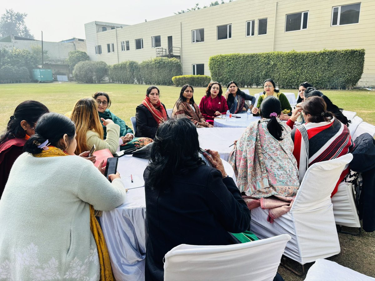 DograSanjita's tweet photo. दिल्ली प्रदेश के ज़िला #मेहरोली की पाँच विधानसभा की इंचार्ज होने के नाते आज ज़िला अध्यक्ष बहन अरुणा रावत जी व पाँचो विधानसभा की प्रवासी बहनो के साथ बैठ कर उनको उनकी विधानसभा क्षेत्र में कैसे काम करना है उसके बारे में चर्चा करते हुए !
@narendramodi 
@BLSantosh
@MrsGandhi https://t.co/SEKiVyxkbT