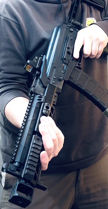 今日のAK105さん普段はT1系サイトを愛用しているのですが、このマウントだとオープンサイトもかっこいいですね!#AK105#Airsoftgun 