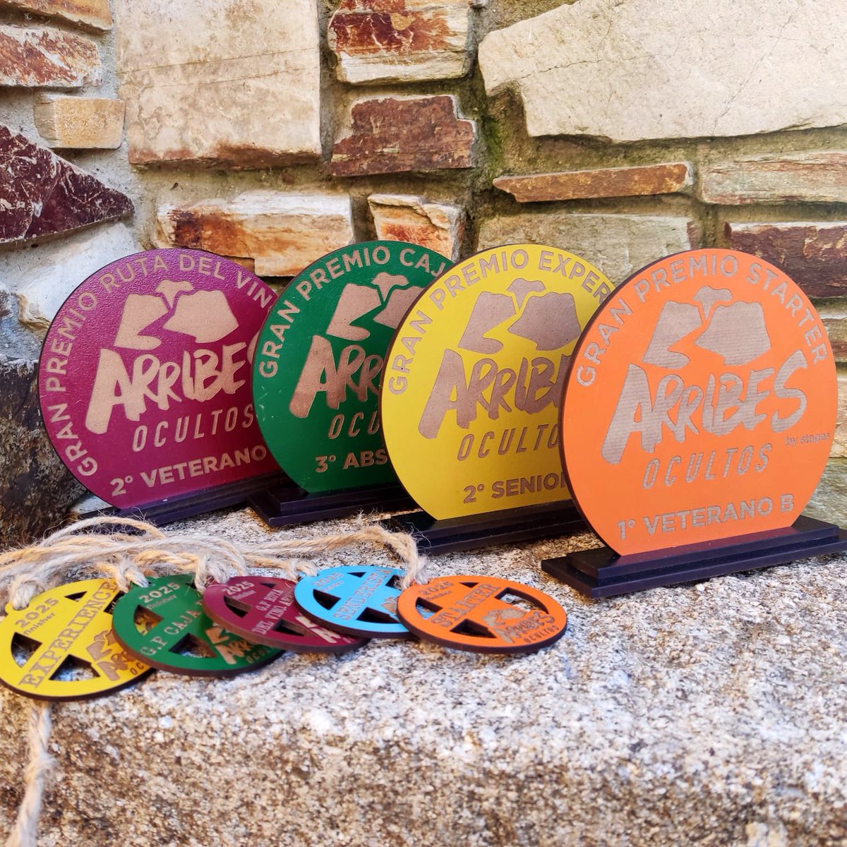 Trofeos y medallas 🏆🏅

Como siempre, fieles a nuestra filosofía de hacer un evento de cercanía con productos locales y empresas zamoranas, este año contamos de nuevo con trofeos y medallas artesanas fabricadas 100% en Zamora. 

#arribesocultos #zamoraenamora