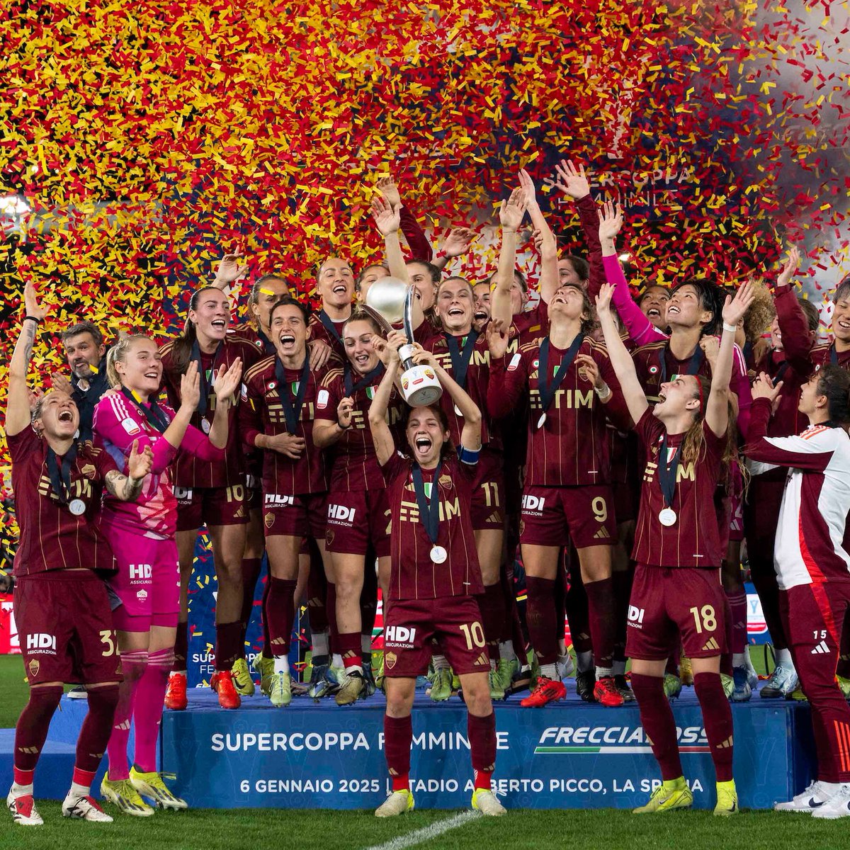 ASRomaFemminile's tweet image. 🐺 Oggi, in occasione di #RomaGenoa, saremo allo Stadio Olimpico per celebrare insieme la vittoria della Supercoppa 🏆

DAJE ROMA 🟡🔴

#ASRomaFemminile