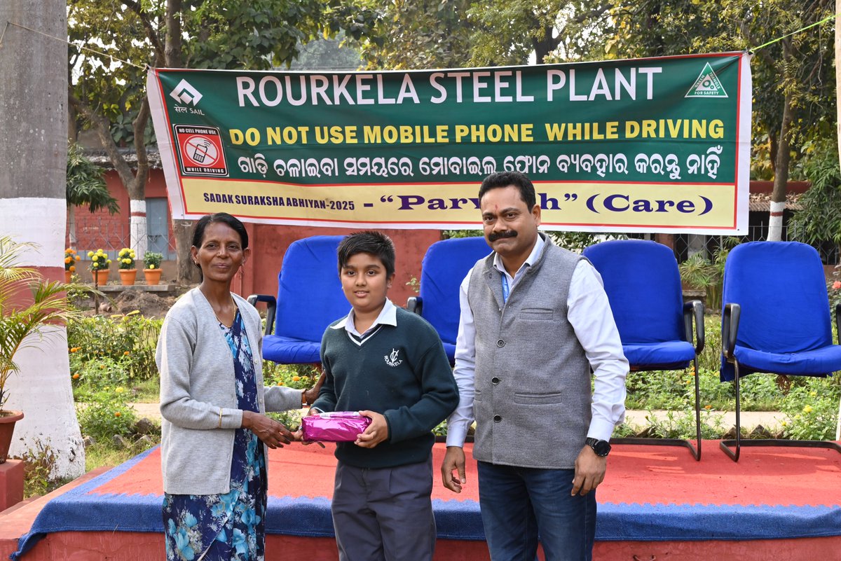 SteelMinIndia's tweet photo. #SAIL, #RSP's Safety Engineering Dept. conducted a Road Safety Awareness Quiz at Chinmaya Vidyalaya, Sector-7. Empowering young minds with road safety knowledge for a safer future!
#RoadSafety #SAILCSR
@SAILsteel @sailrsp1 https://t.co/hVePEhNeiI