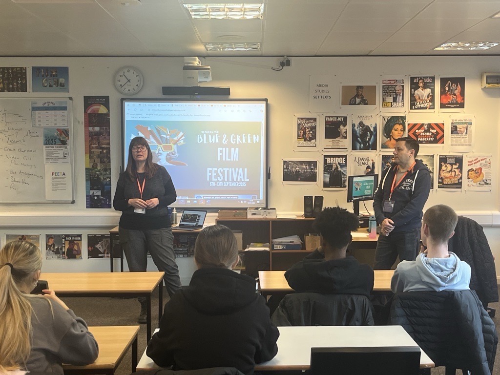 JennythompsonJ's tweet photo. @WorthingCollege was so excited to meet the acclaimed Academy Award-winning VFX artist @PaulNorrisVFX yesterday. Paul spoke to our Digital Media students about Visual Effects. Click on the link if you would like to see Paul receiving his #Oscars 
https://t.co/EUvWFE4zsW https://t.co/yunvwPgeg1