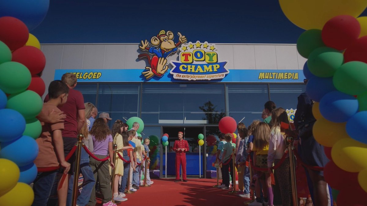 Wat een ervaring...
.
Samen met andere figuranten mochten we ( @marilynndekegel &amp; <a href="/joeridekegel/">Joeri</a> ) een rol spelen in een reclame opdracht voor @toychampbelgium. 
.
Oordeel zelf over het resultaat...
en wie weet spot je ons in de cinema of op tv ;-)
.
#fig… instagr.am/p/DE7GnBWxRlk/