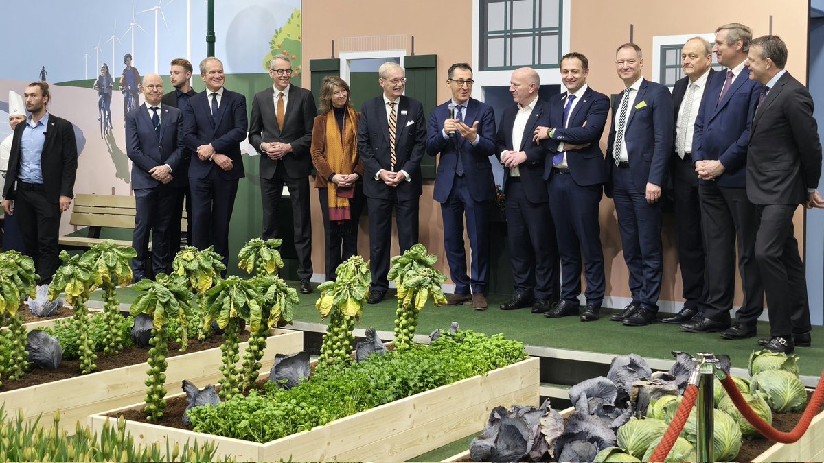 teamagronl's tweet photo. Een smaldeel van Team Agro NL is in Berlijn aanwezig bij de opening vd #IGW2025.

@JorisLohman is met ons mee en zijn boek valt in de smaak!

Lees meer over onze aanwezigheid op de Grüne Woche en onze samenwerking ⁉️ 

ℹ️ https://t.co/zlwIpZZMYd https://t.co/v5AMI99rY2