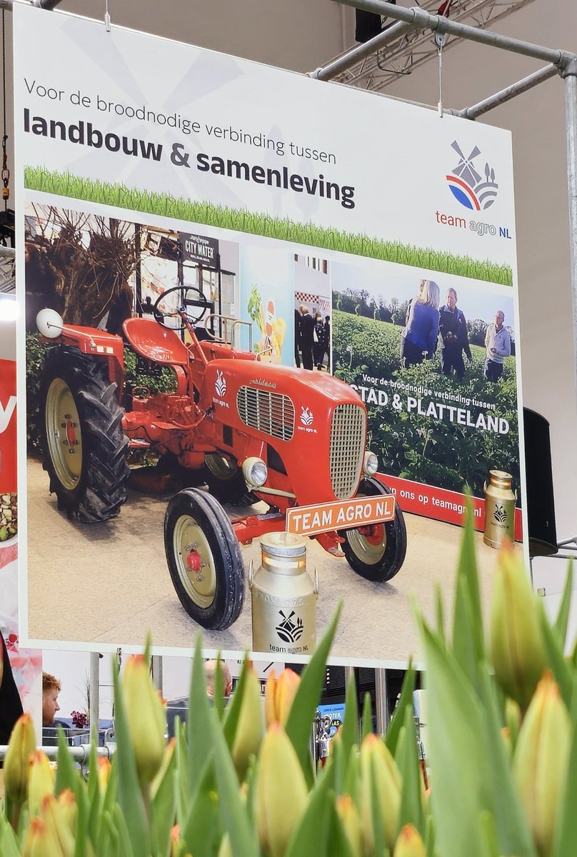 teamagronl's tweet photo. Een smaldeel van Team Agro NL is in Berlijn aanwezig bij de opening vd #IGW2025.

@JorisLohman is met ons mee en zijn boek valt in de smaak!

Lees meer over onze aanwezigheid op de Grüne Woche en onze samenwerking ⁉️ 

ℹ️ https://t.co/zlwIpZZMYd https://t.co/v5AMI99rY2