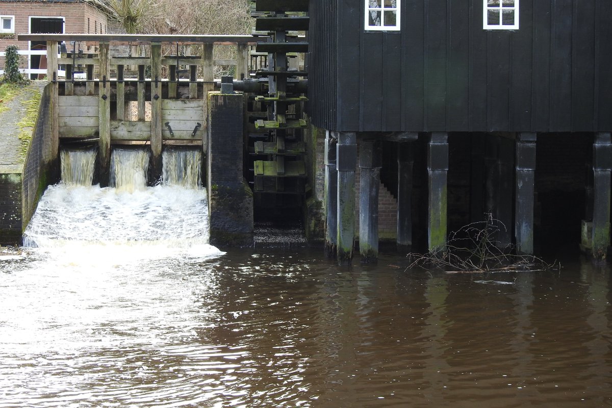 Watermolen Den Haller aan de Diepenheimse Molenbeek dateert van voor 1169. Jan Hallers kocht de molen in 1870 van stad Deventer. In 1913 schonk graaf Schimmelpenninck de watermolen aan de gemeente.
#Diepenheim #Deepn
#HofVanTwente #Twente #BekiekTwente