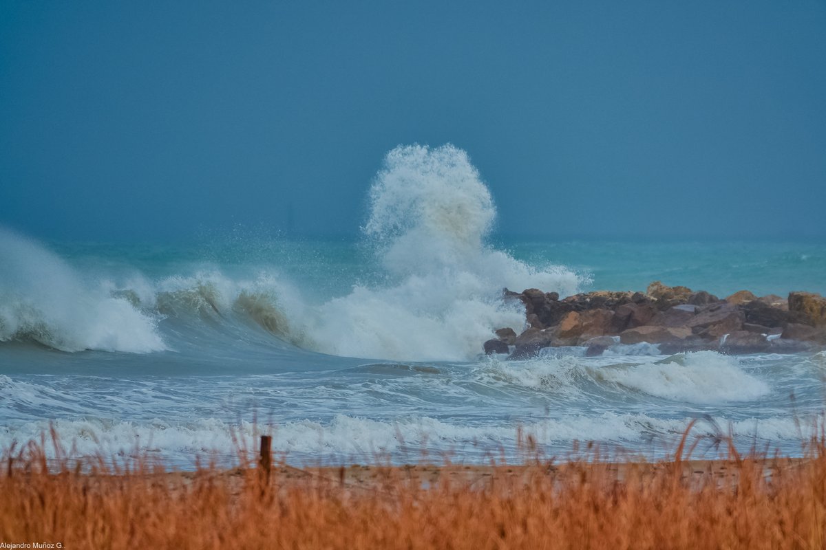 AlexMuozGarc's tweet photo. #BonDia 🌊☔️
#BuenosDías seguimos con #lluvia y el #Mediterráneo #alterado ,#cuatro #momentos en la #playa de #Massamagrell #Valencia
@MancoHortaNord @MeteoMorella @apuntoratge @oratgenet @avamet @Valencia_WX @1967fct @alex_blanquer @valenciabonita_ @PardoMerelo https://t.co/oaDb4HpIZc