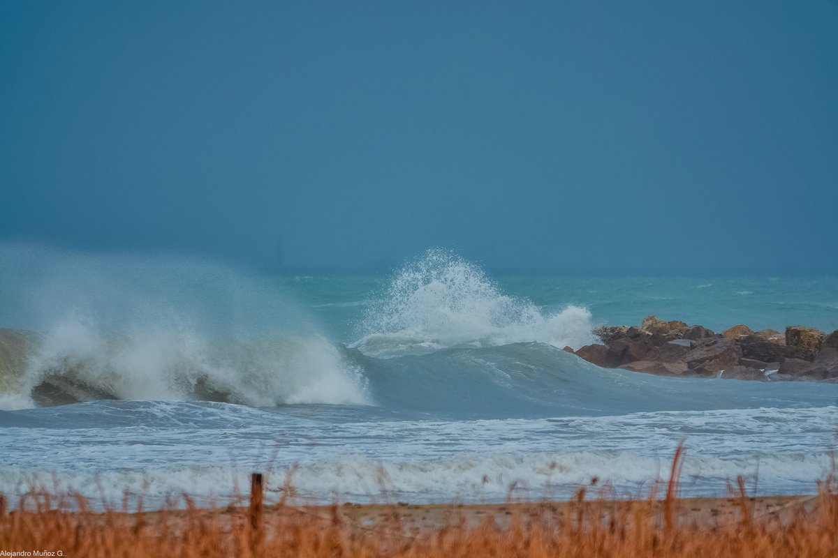 AlexMuozGarc's tweet photo. #BonDia 🌊☔️
#BuenosDías seguimos con #lluvia y el #Mediterráneo #alterado ,#cuatro #momentos en la #playa de #Massamagrell #Valencia
@MancoHortaNord @MeteoMorella @apuntoratge @oratgenet @avamet @Valencia_WX @1967fct @alex_blanquer @valenciabonita_ @PardoMerelo https://t.co/oaDb4HpIZc