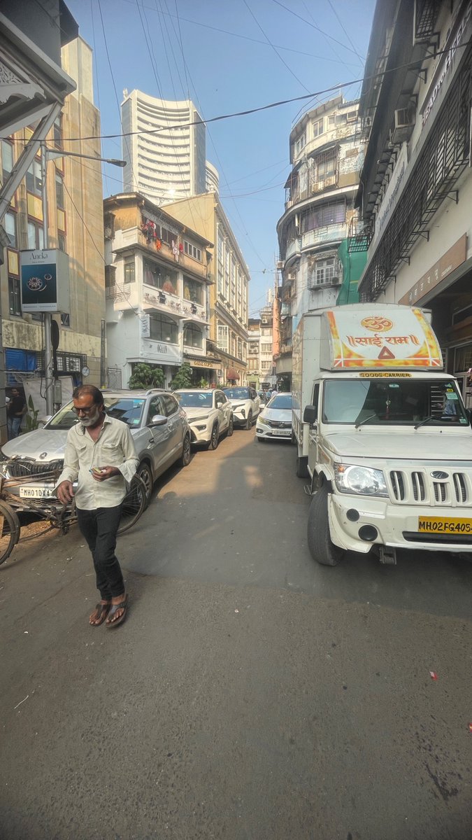 rasesh42's tweet photo. Request @CPMumbaiPolice to look into this seriously. Traffic Division takes no action except for 1 liner reply on twitter.
 @mybmc https://t.co/HPsFamzN5S
