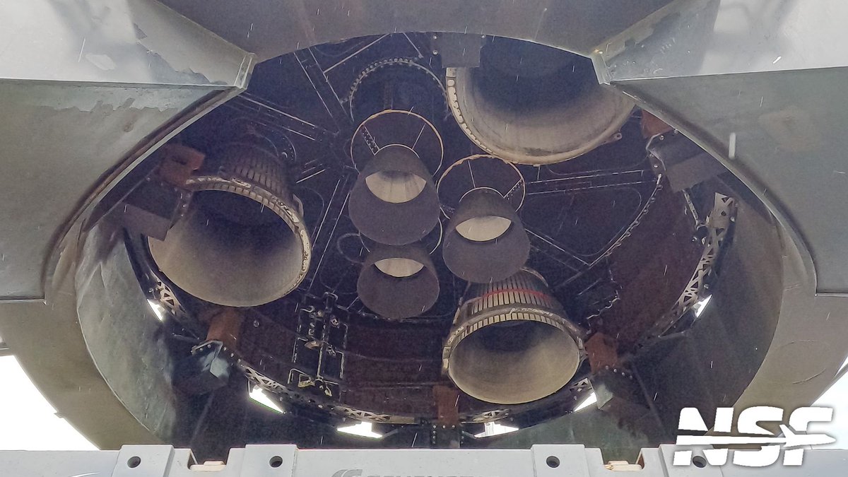 TechSpatiales's tweet photo. Ce qu'on sait avec certitude de l'échec du Starship pour l'instant :
- Il y a eu une perte successive des moteurs Raptor.
- La fusée a perdu le contrôle avant d'exploser, elle a de ce fait légèrement dévié de sa trace au sol nominale. Cette déviation ne semble pas avoir fait sortir le lanceur de son corridor selon SpaceX. Pour rappel, les avions avaient le droit de voler sous le corridor du Starship au niveau de là où il est retombé dans l'atmosphère.
- Plusieurs avions ont dû être déroutés pour éviter d'ingérer des débris. Il y a eu un vrai risque pour les personnes en l'air et au sol (vidéo 1).
- La FAA indique qu'elle est en train d'étudier le dossier, ça aboutira certainement à une enquête approfondie.

Ce qui semble se profiler dans les causes de l'échec mais reste spéculatif :
- Des fuites d'ergols qui auraient eu lieu entre le dôme arrière du réservoir de LOX (image 2) et le bouclier thermique des moteurs (image 3).
- Ces fuites n'ont soit pas pu être évacuées dans les évents (image 4) générant une explosion dans cette section, soit les ergols se sont enflammés aboutissant à ce qu'on imagine.