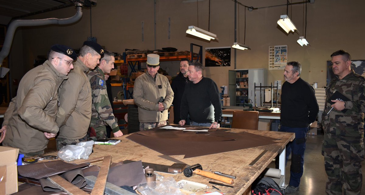 3eRMAT's tweet image. Le #3RMAT de Vayres a reçu le général de division CANITROT, commandant de zone Terre Sud-Ouest.

🔧Les spécificités du détachement ont été présentées :

➡️ #Maintenance électronique-armement
➡️ Bâtiment nouvelle génération, adapté au soutien des véhicules du programme SCORPION.