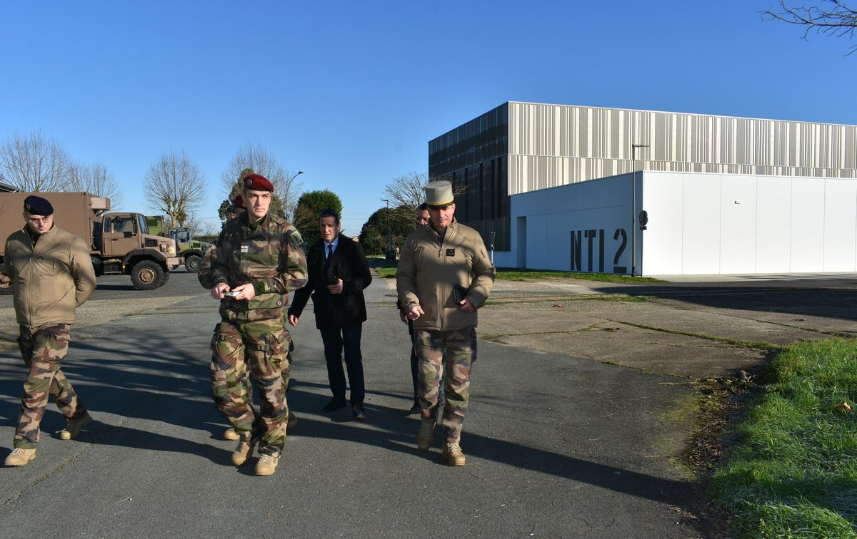 3eRMAT's tweet image. Le #3RMAT de Vayres a reçu le général de division CANITROT, commandant de zone Terre Sud-Ouest.

🔧Les spécificités du détachement ont été présentées :

➡️ #Maintenance électronique-armement
➡️ Bâtiment nouvelle génération, adapté au soutien des véhicules du programme SCORPION.