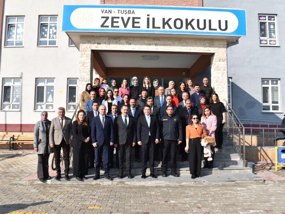 Kaymakamımız Sn.<a href="/musagoktas_/">Musa Göktaş</a>, İlçe Kurum Amirleri ile birlikte Zeve İlkokulu'nda öğrencilerimizin karne sevincine ortak oldu.

Sınıfları ziyaret ederek öğrencilerle sohbet eden Sayın Kaymakamımız, öğretmenlerle de bir araya gelerek, eğitimin güçlenmesinde emeği geçen herkese