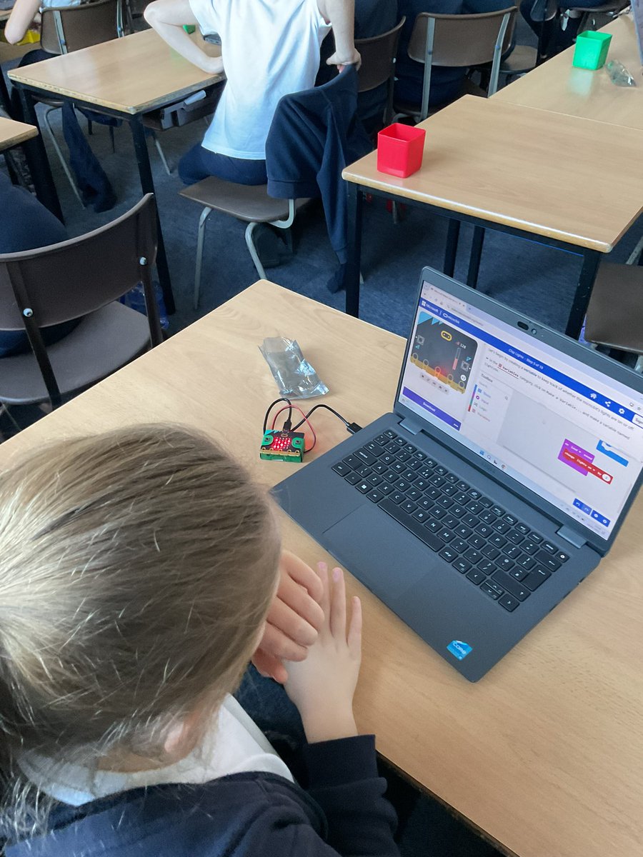 StanleyGrovePri's tweet photo. Y4 children have been using microbits to code and create sequences. Some children even created music and played games with them #stgrovecomputing https://t.co/MVZ4b3LKRn