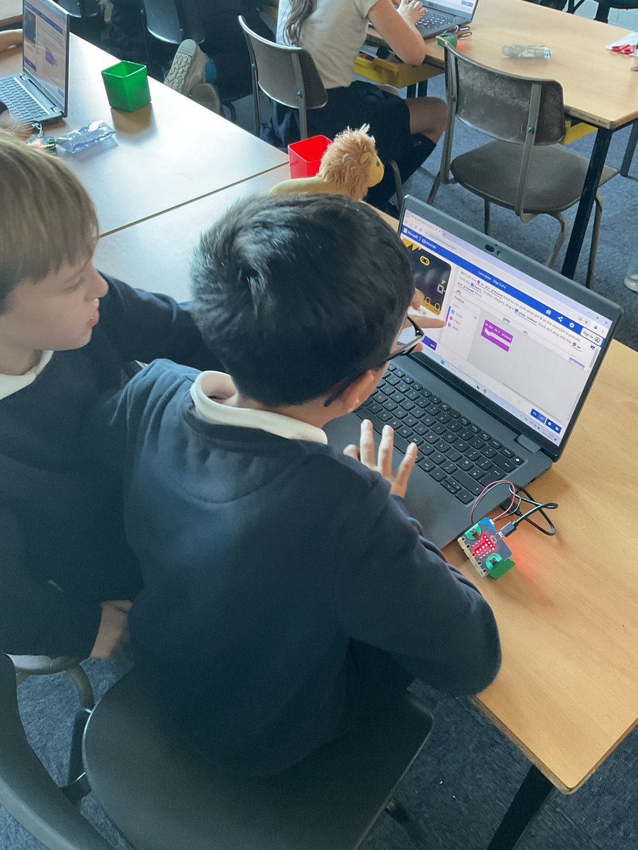 StanleyGrovePri's tweet photo. Y4 children have been using microbits to code and create sequences. Some children even created music and played games with them #stgrovecomputing https://t.co/MVZ4b3LKRn