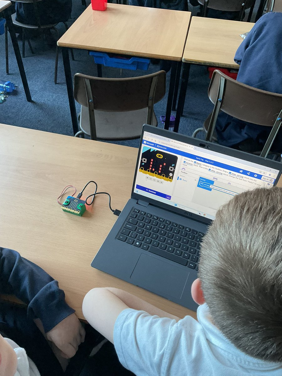 StanleyGrovePri's tweet photo. Y4 children have been using microbits to code and create sequences. Some children even created music and played games with them #stgrovecomputing https://t.co/MVZ4b3LKRn