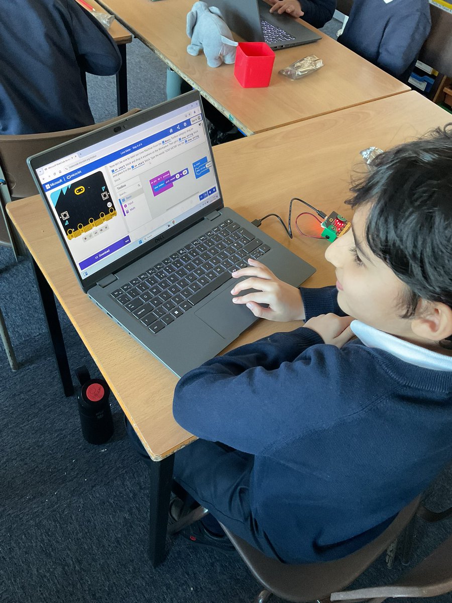 StanleyGrovePri's tweet photo. Y4 children have been using microbits to code and create sequences. Some children even created music and played games with them #stgrovecomputing https://t.co/MVZ4b3LKRn