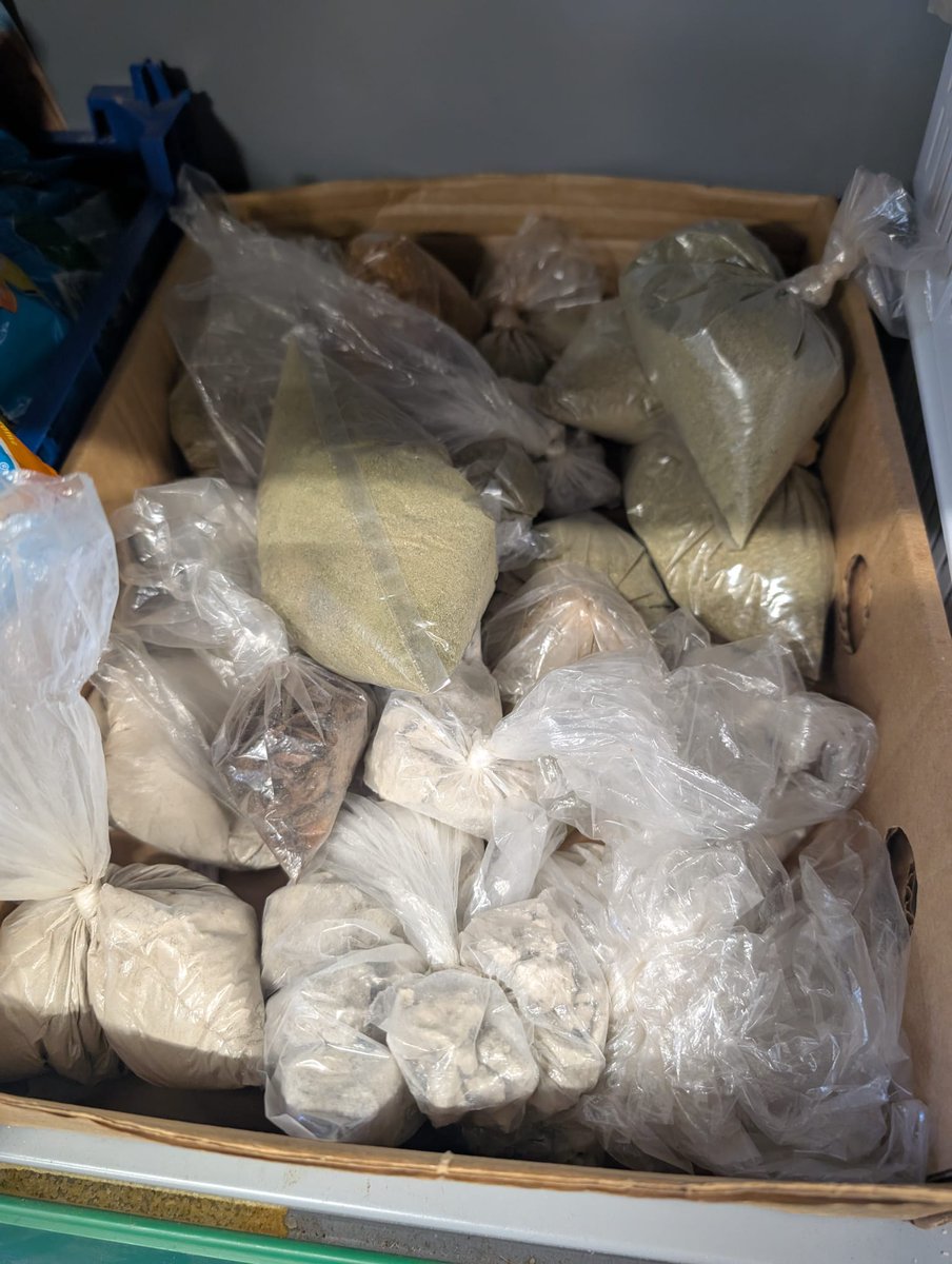 SavvyShopper6's tweet photo. Skin bleaching cream containing banned hydroquinone found in Walsall shop by trad stds officers  &amp; taken off sale. Using such cream can have serious side effects. Also removed from sale, other unlabelled cosmetics 
 &amp; unlabelled food. https://t.co/nGU6IVPQZ6