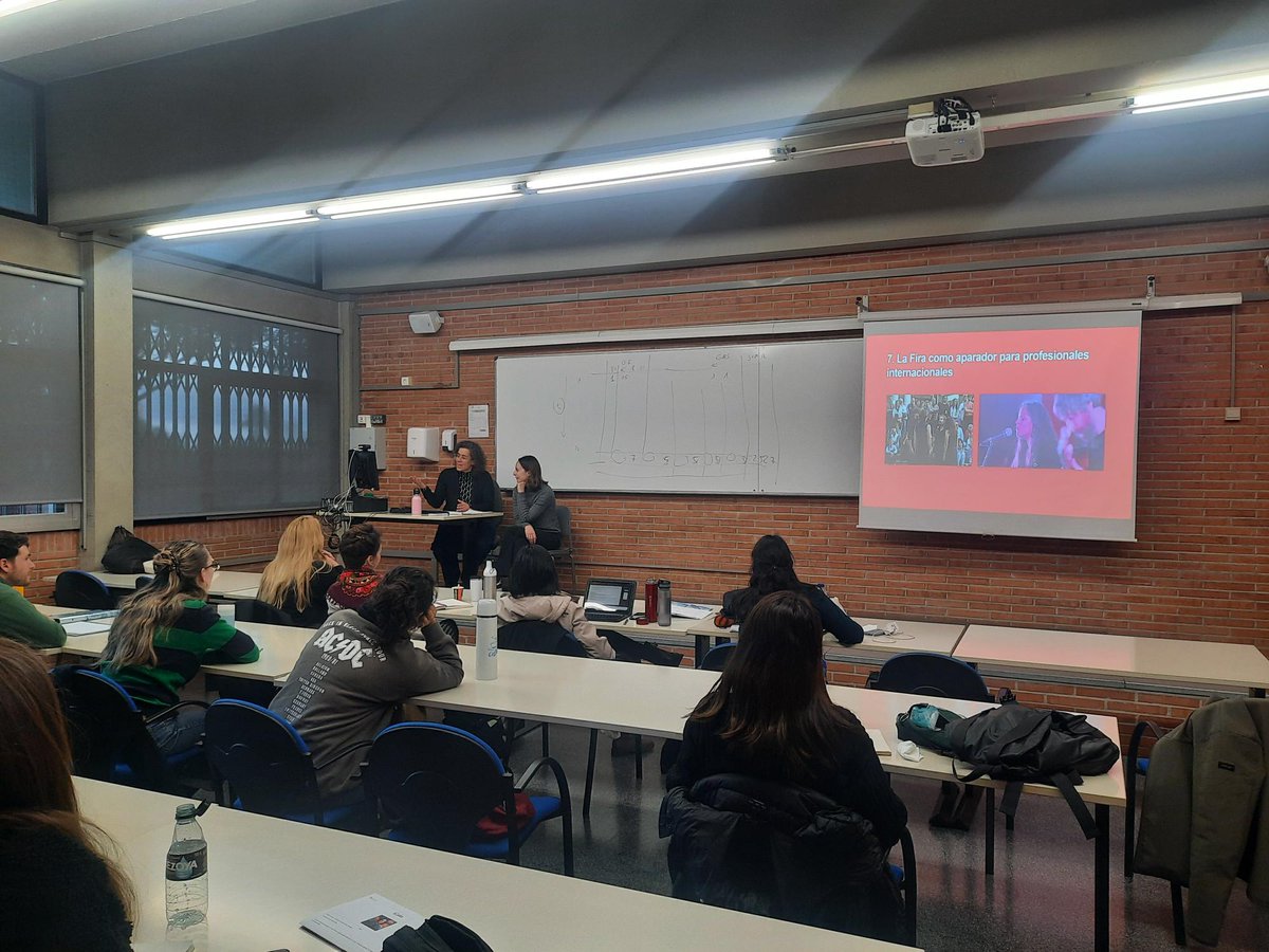 FMediterrania's tweet photo. .@lidiahinojo i @annavilanova de #FMediterrania van parlar ahir d’experiències de cooperació internacional en un postgrau de la UB.
Molt interessant el diàleg establert amb els alumnes (professionals internacionals del sector) sobre els avantatges dels projectes en cooperació. https://t.co/REO2QbvQzN