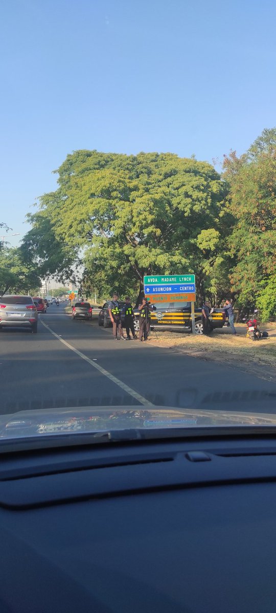 FernandoBritez's tweet photo. Alguien me puede explicar desde cuándo la #patrullacaminera paso a perseguir solo a automóviles? Porque frente a sus narices y cámaras pasan motos sin chapa, motociclistas y acompañantes sin casco, pero ellos solo pescan por automóviles. #IgualdadAnteLaLey
 @mopcparaguay https://t.co/GPaOzluyOY