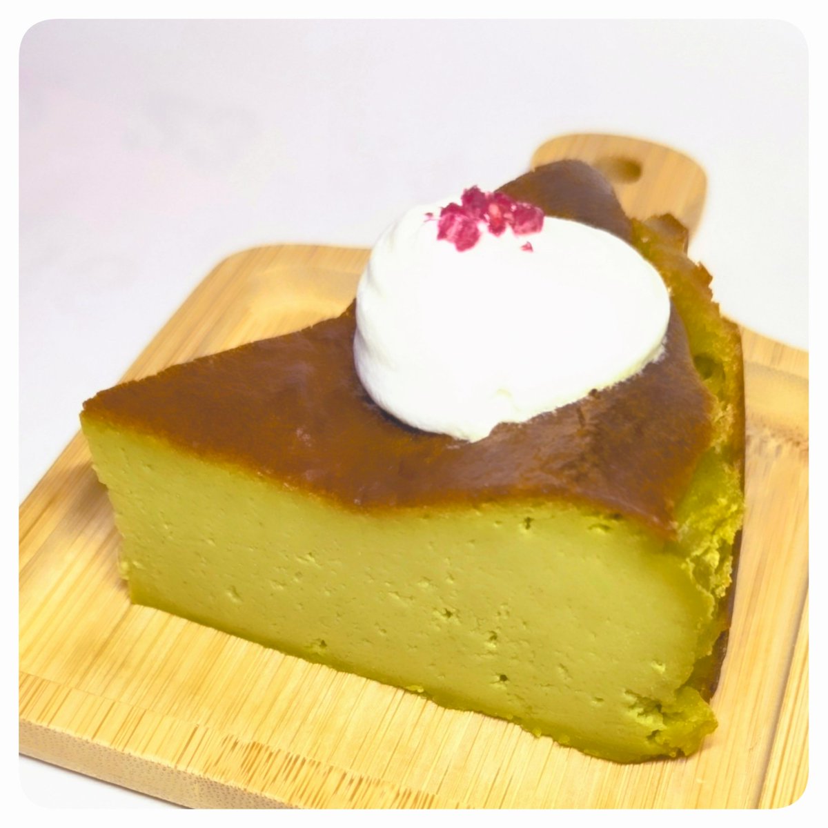 Papanda9099's tweet photo. 今季ラストのピスタチオの濃厚チーズケーキ✨
間に合って良かった😋
美味すぎて幸せ〜✨
#chouxlab
#亀戸 https://t.co/sSF8gUOrdh