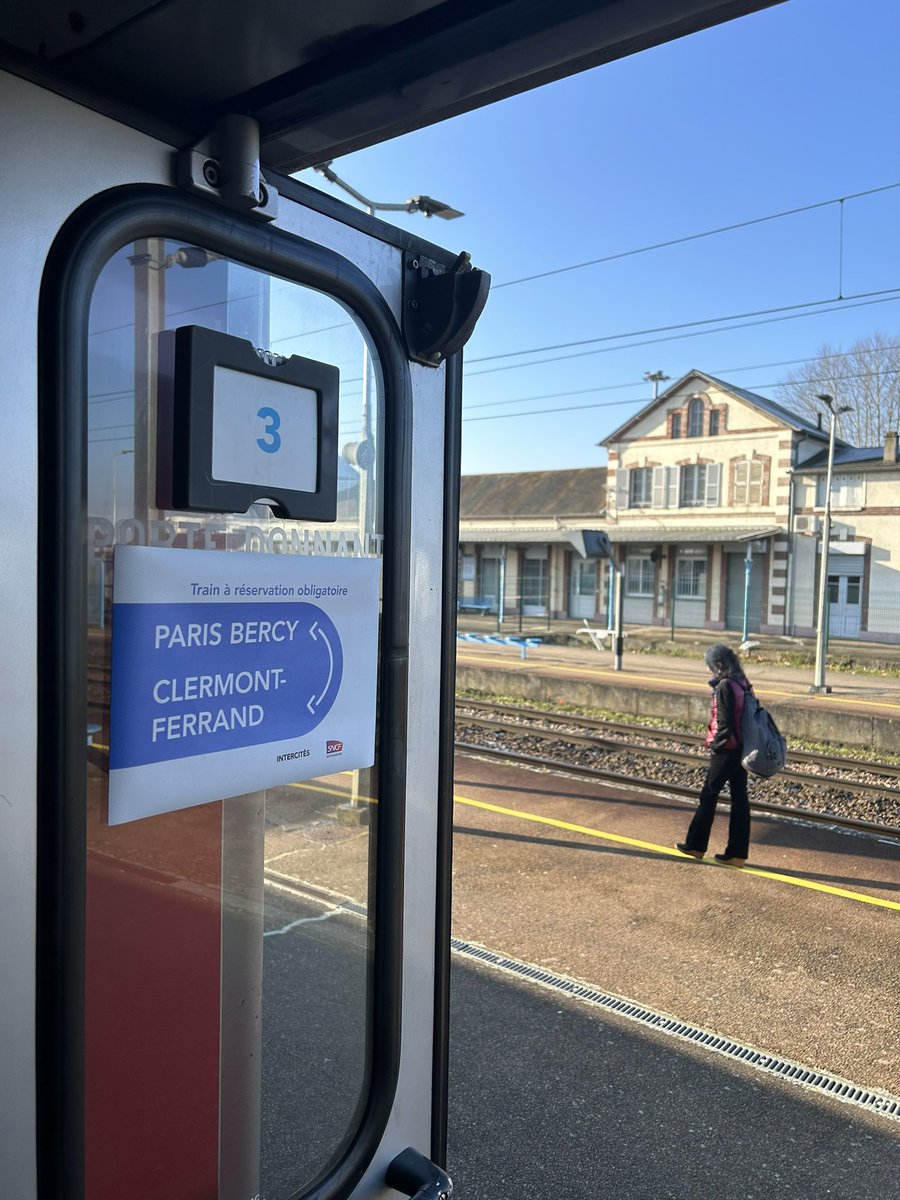 Le Paris-Clermont accuse un retard d’au moins 5h ce matin à cause d’un train de la Deutsche bahn laissé en panne sur la ligne.

Voilà les conséquences désastreuses de la politique d’ouverture à la concurrence et de privatisation d’<a href="/EmmanuelMacron/">Emmanuel Macron</a> et de <a href="/PhilippeTabarot/">Philippe Tabarot</a> !
