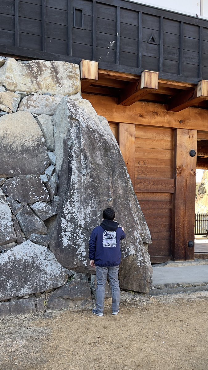 【これが松本城の「玄蕃石」！？】
まるで巨人が置き忘れたかのような、圧巻の巨大石を激写！
太鼓門を支えるその存在感は、天守だけじゃない松本城の“隠れた魅力”です。
歴史と職人技のロマンに圧倒されること間違いなし。
#松本城 #玄蕃石 #松本マラソン