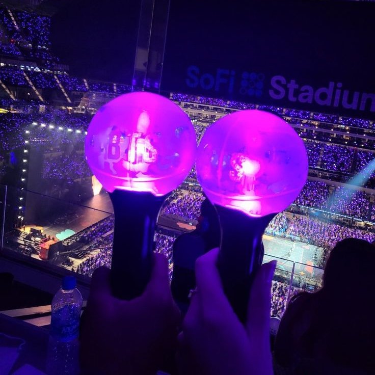 BTS_inSpain2's tweet photo. 📰| INFO

A pesar del intento de separarnos por países y membresías y a pesar de las trabas impuestas para poder asistir a los conciertos de la gira de #JHOPE por USA, ARMY ha vuelto a demostrar su unión emprendiendo una cadena de favores para facilitar que seguidores de todo el mundo también puedan disfrutar de él y de su espectáculo.

Por un lado, ARMYs francesas decidieron comprar entradas extra para ‘Le Gala des Pièces Jaunes’ a la que asistirá J-Hope y permitir así que fans de otros lugares puedan acudir a disfrutar y a arropar a Hobi. Por otro lado, ARMYs americanas han estado ayudando a fans de todo el mundo a conseguir su membresía USA para poder presenciar alguno de los conciertos que J-Hope ofrecerá al otro lado del charco. Y para finalizar, K-ARMY está ayudando a ARMYs internacionales a conseguir entradas para los eventos en su país.

Aunque la solución debería pasar por no excluir a nadie y facilitar que cualquier ARMY de cualquier lugar pueda disfrutar de los espectáculos de #BTS en los diferentes rincones del mundo, de nuevo hemos demostrado ser un fandom unido y solidario, un fandom único, sin banderas y sin fronteras que nos frenen cuando de lo que se trata es de demostrar a BTS el amor que sentimos por ellos.

@BTS_twt 
-🐋