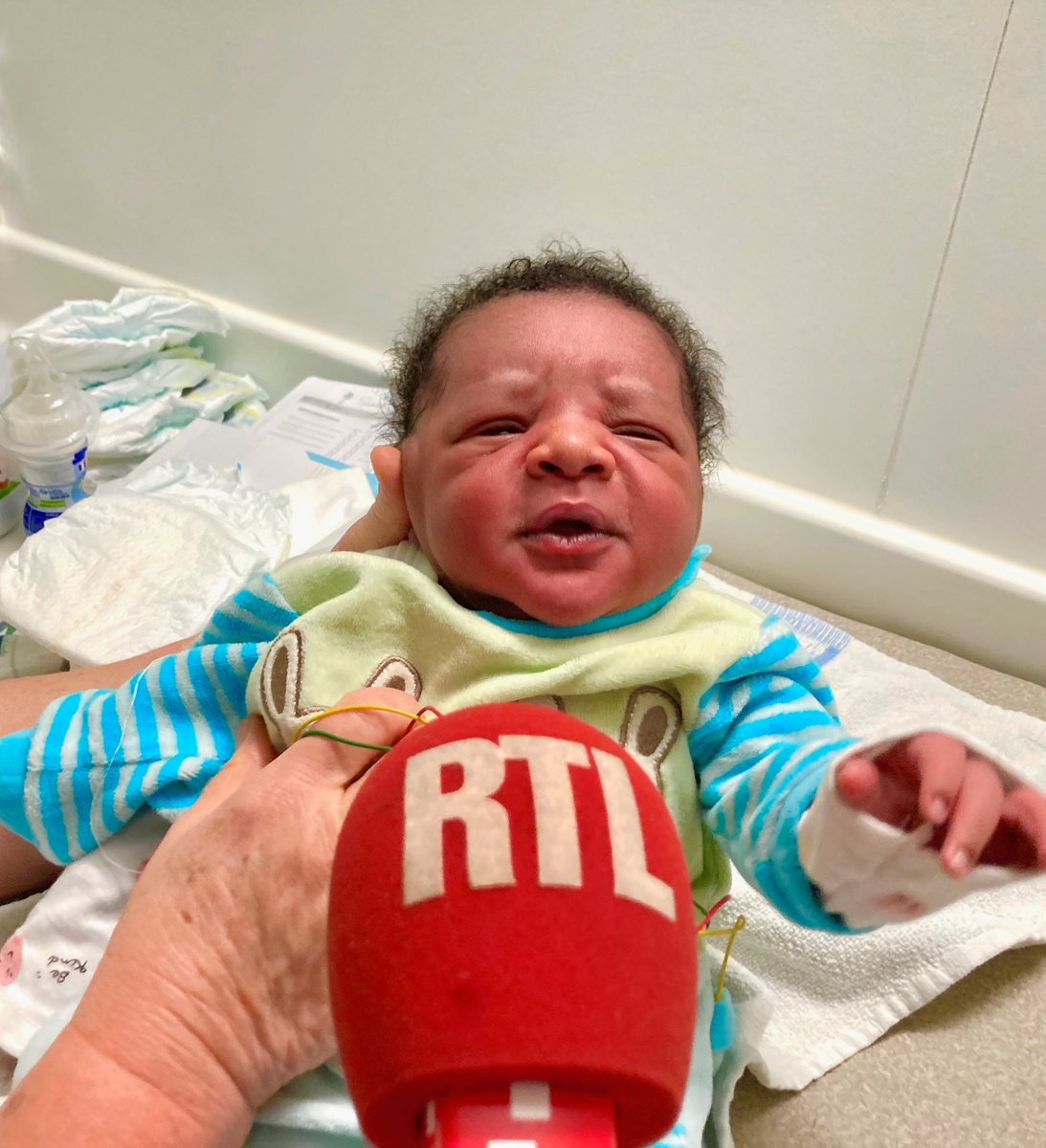 RTLFrance's tweet photo. 📻😍🍼🚄 Le petit #Alassane est né dans un train entre Grenoble et Valence. Notre journaliste @SergePueyo a recueilli ses premières "déclarations" ainsi que le témoignage de sa maman ! Découvrez le plus jeune interlocuteur de notre journaliste depuis le début de sa carrière ❤️🎙️
Le reportage ici 👉 https://t.co/T1JO4gkOKr