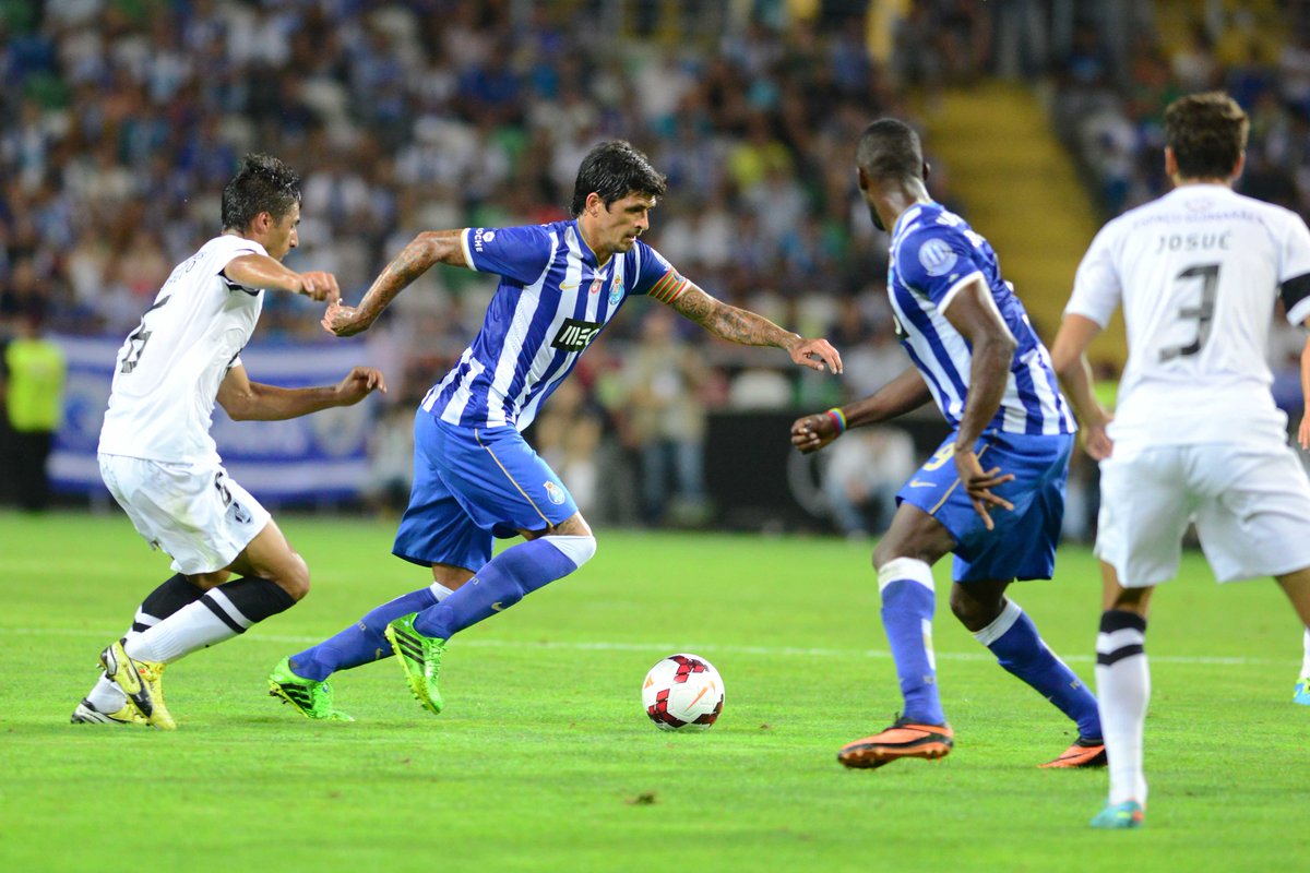 FCPorto's tweet photo. 💙 Lucho...Lucho...LUCHO GONZÁLEZ! 🤩

Deixa a tua mensagem de parabéns! 🎉🎁 iFeliz cumpleaños!

#InvictosdeCoração https://t.co/hAFPxXhOHd