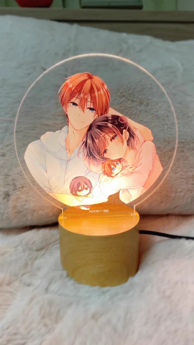 コラボグッズのサンプルもいくつかいただいたのでこちらのツリーでご紹介していきたいと思いますまずはキャンパスアート(左)とLEDライトスタンドです2人のイラストは綺麗に重ねるために一部描き直しておりますライトはSDキャラのものもあります二人が見たら照れちゃいそうなぐらいムーディー! 