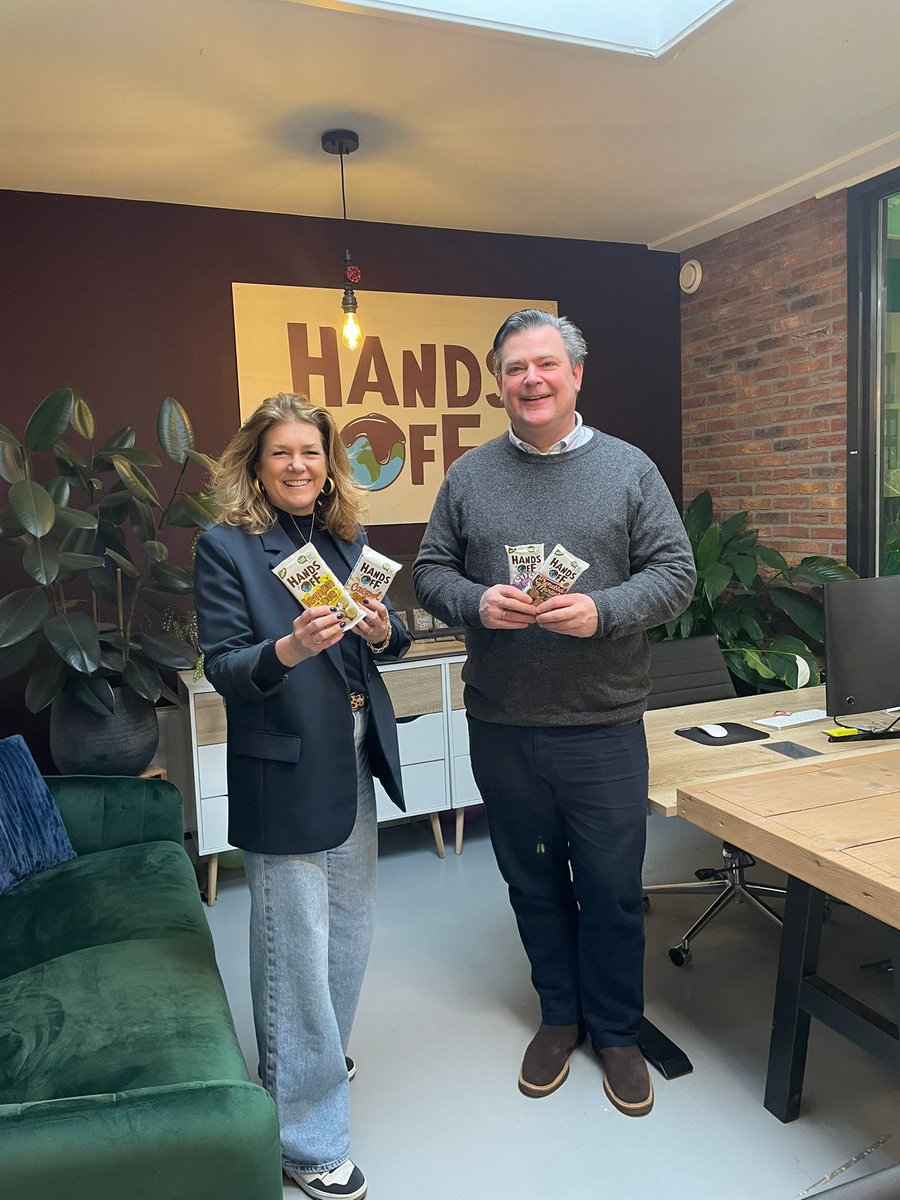 Leuk werkbezoek vanochtend bij Hands Off my Chocolate, gesproken over ondernemen in Hilversum, vrouwelijk leiderschap, en natuurlijk over chocola. Plantbased, met 50% minder Co2 uitstoot als gevolg. En twee keer zo lekker!