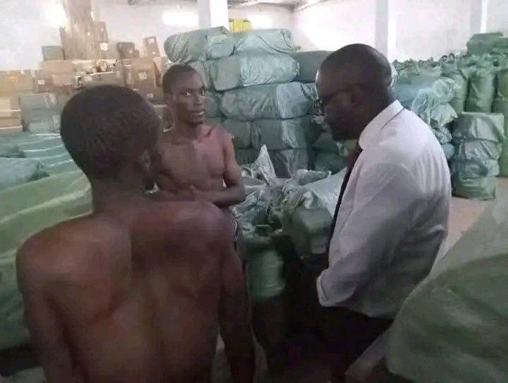 yamikani_moloko's tweet photo. Akuti anthuwa amagwira ntchito opanda mayala chifukwa chokuti akhonza kumabisa katundu mu zovala 😢 https://t.co/UH6TkdBYDH
