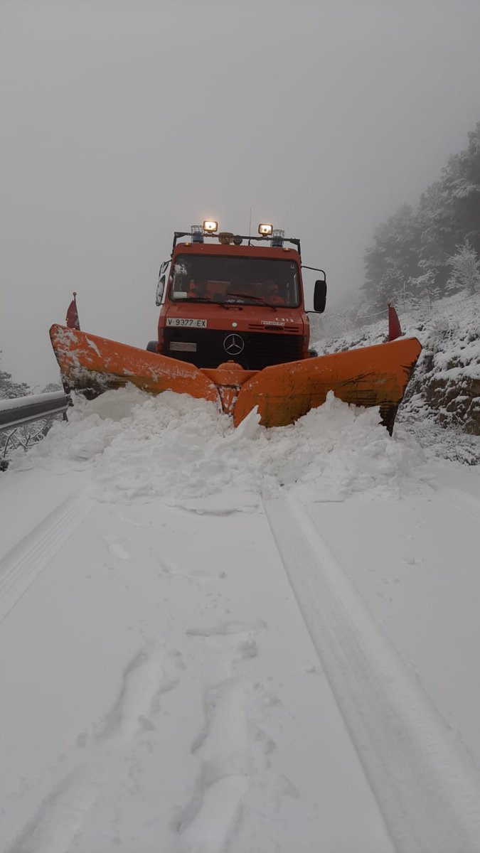 ❄️Las unidades de bomberos y bomberas forestales de la <a href="/generalitat/">Generalitat</a> estamos trabajando en el actual episodio de lluvia y nieve. 

👨‍🚒En las imágenes, la unidad de Ballester trabajando en la CV-109 a la altura de Coratxà.