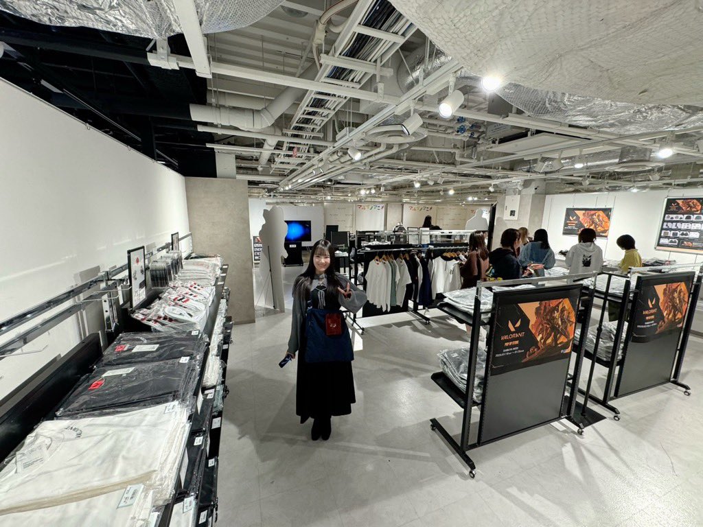 seiyu_esports's tweet photo. ＼VALORANT POP UP STORE 開催！／

東京・渋谷MODIで明日18日（土）～26日（日）で開催！

せすぽ声優部員も一足先に会場を堪能しました！
VALORANT POP UP STOREはなんと国内初！

会場内にはフォトスポットもあり
VALORANT好きには堪らないグッズもたくさんありました！

ぜひ行ってみましょう！

#VALORANT
#声優esports部