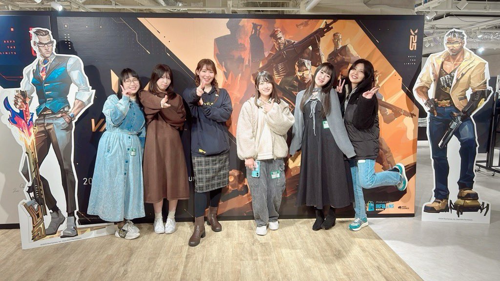 seiyu_esports's tweet photo. ＼VALORANT POP UP STORE 開催！／

東京・渋谷MODIで明日18日（土）～26日（日）で開催！

せすぽ声優部員も一足先に会場を堪能しました！
VALORANT POP UP STOREはなんと国内初！

会場内にはフォトスポットもあり
VALORANT好きには堪らないグッズもたくさんありました！

ぜひ行ってみましょう！

#VALORANT
#声優esports部