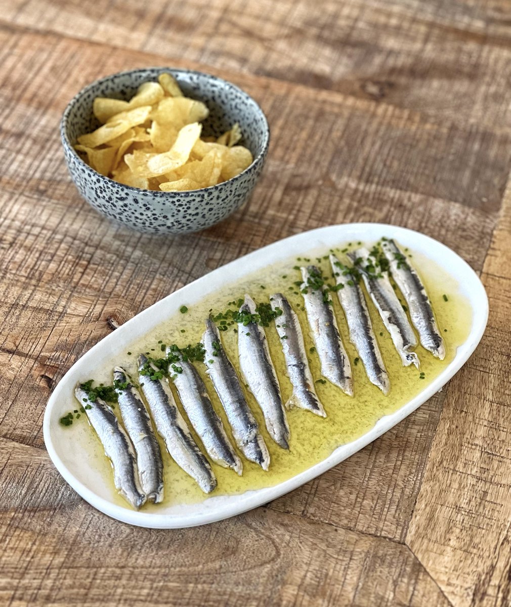 restbalear's tweet photo. Boquerones en vinagre con patatas chips caseras, la pareja perfecta.

▶️ Lunes a jueves y domingo, 12:30 a 19:00h
▶️ Viernes y Sábado, 12:30 a 24:00
▶️ Desayunos: Sábados y Domingos 10:00 a 12:30h

📍 Av. de Juan Antonio Samaranch, 67.
Reservas: https://t.co/ZEucIajoWJ https://t.co/x9cDdithMY