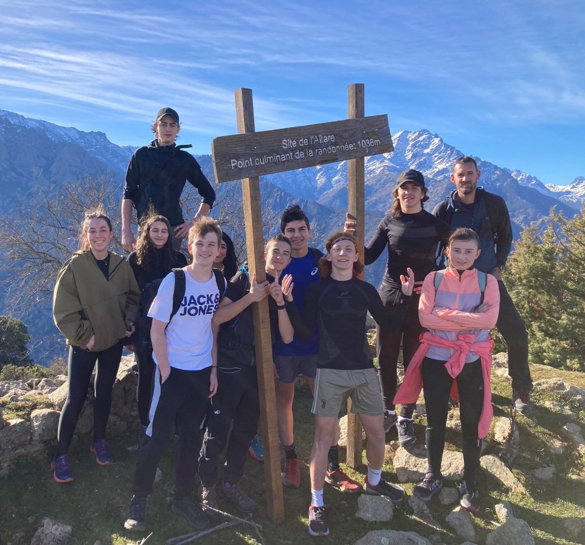LyceeBalagne's tweet photo. En attendant la neige, l ' Association Sportive du @LyceeBalagne est allée randonner sur le chemin de l Altare entre Moltifao et Asco.
Passage par le village ruiné de Sepula.
Nos élèves toujours aussi enthousiastes et endurants ! https://t.co/WCfCvJleOL