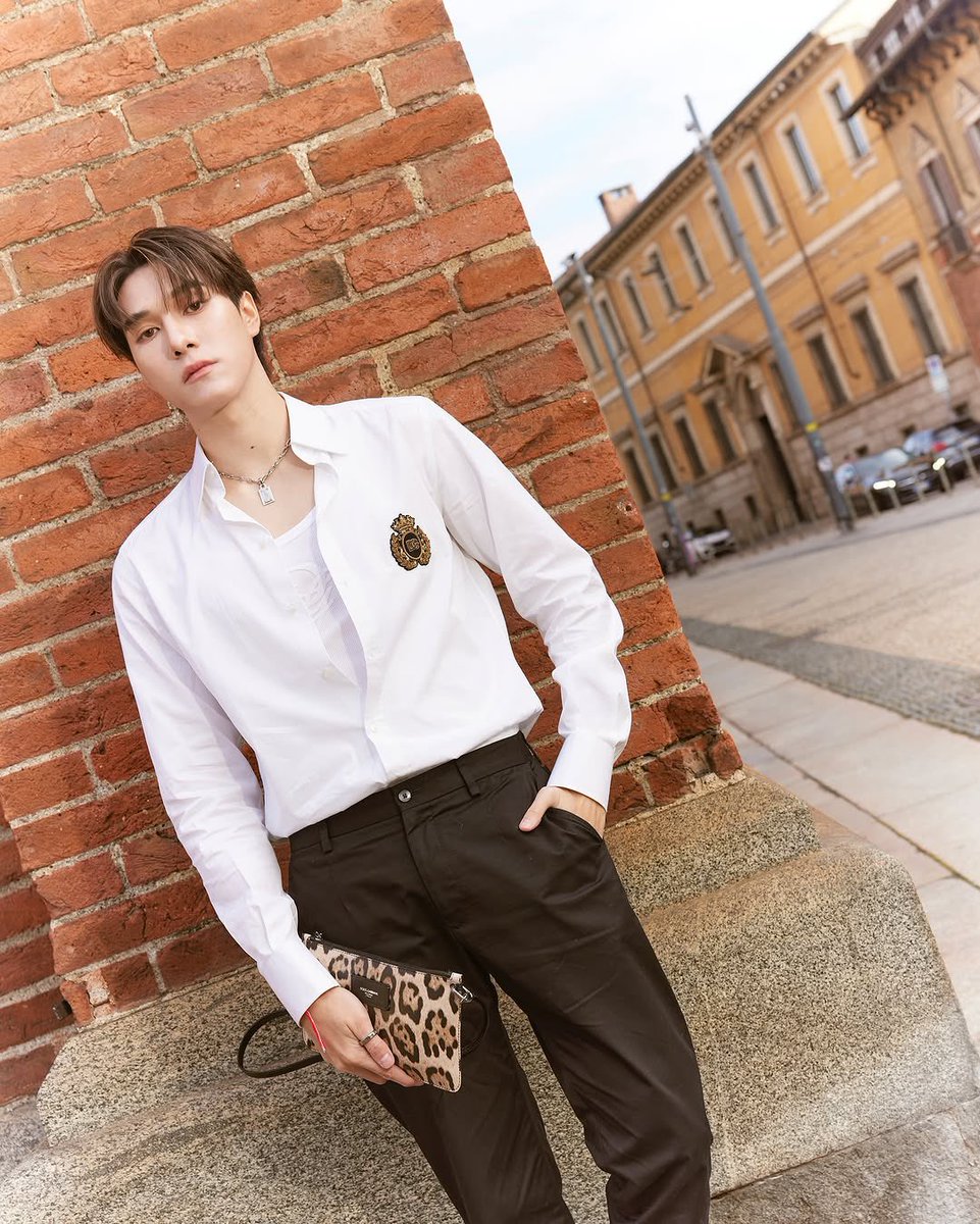 Hirunkit_Trend's tweet photo. Grounded in classic 

NANI X DG IN MILAN

#DGFW25 
#DolceGabbana
 #NANIxDolceGabbana
#hirunkit_ 

📸 ig  @Hirunkit_ https://t.co/qCxkaIAKHO