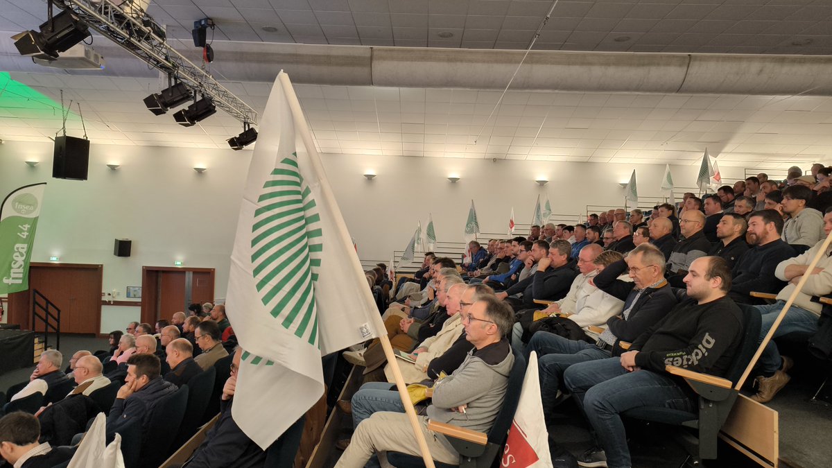 🟢🔴 FNSEA/JA en campagne | Arnaud Rousseau, pdt #FNSEA en meeting de campagne en Loire Atlantique ( cc <a href="/FNSEA44/">FNSEA44</a>). 
👉 Pour <a href="/rousseautrocy/">Arnaud Rousseau</a> : 🎙️"Nous avons besoin de #simplification. Il faut en finir avec du militantisme administratif. Le sujet n'est pas de jeter l'opprobre sur
