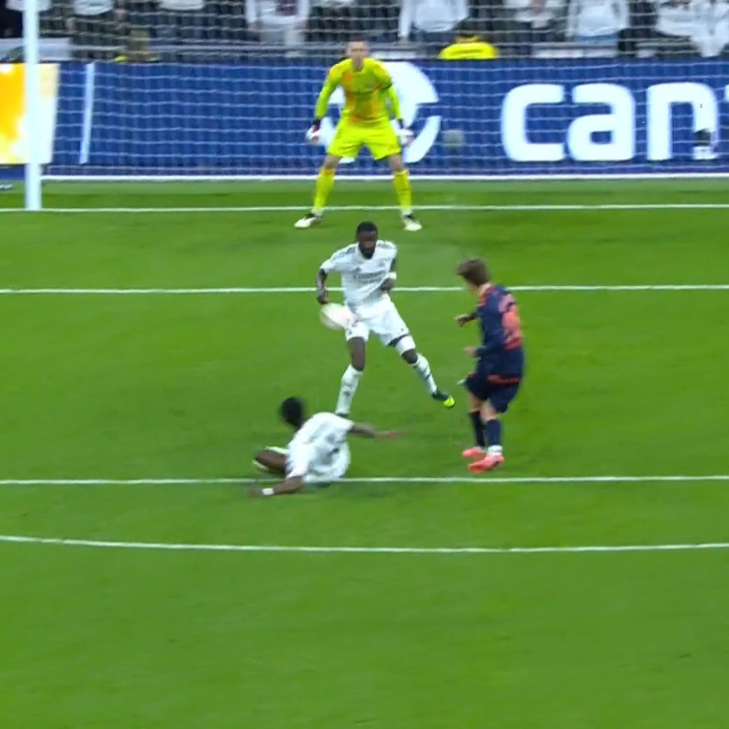 DonShelby_'s tweet photo. Muchas horas después de otro partido dantesco del equipo, seguimos sin ver una repetición clara y con las líneas tiradas de la jugada del penalti clamoroso de Rüdiger por mano que hubiese supuesto el 2-3.

A esto hay que añadirle el otro penalti clamoroso de Lunin con 0-0.

Ni pío de todo esto en RMTV. 

Ni pío de todo esto en ninguna de todas las cuentas patéticas conspiranoicas de la corte mamadora Floperiana.

Retratadísimos.