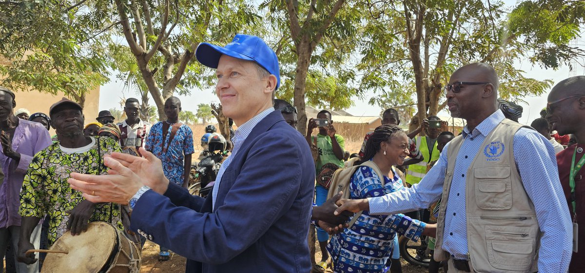 Fidele_NZABAN's tweet photo. C'est 16 janvier.1 semaine après ma prise de fonction et l'ouverture du S.O @PAM à Dapaong- @Togo. J'ai eu l'honneur de recevoir nos bailleur @UnionEuropenne represente  par @GwilymCJones et le CD du @PAM Togo  @wfptogoCD ds l'1 de 50 écoles HGSF,EPP Tierou. https://t.co/0L67jG6k0e