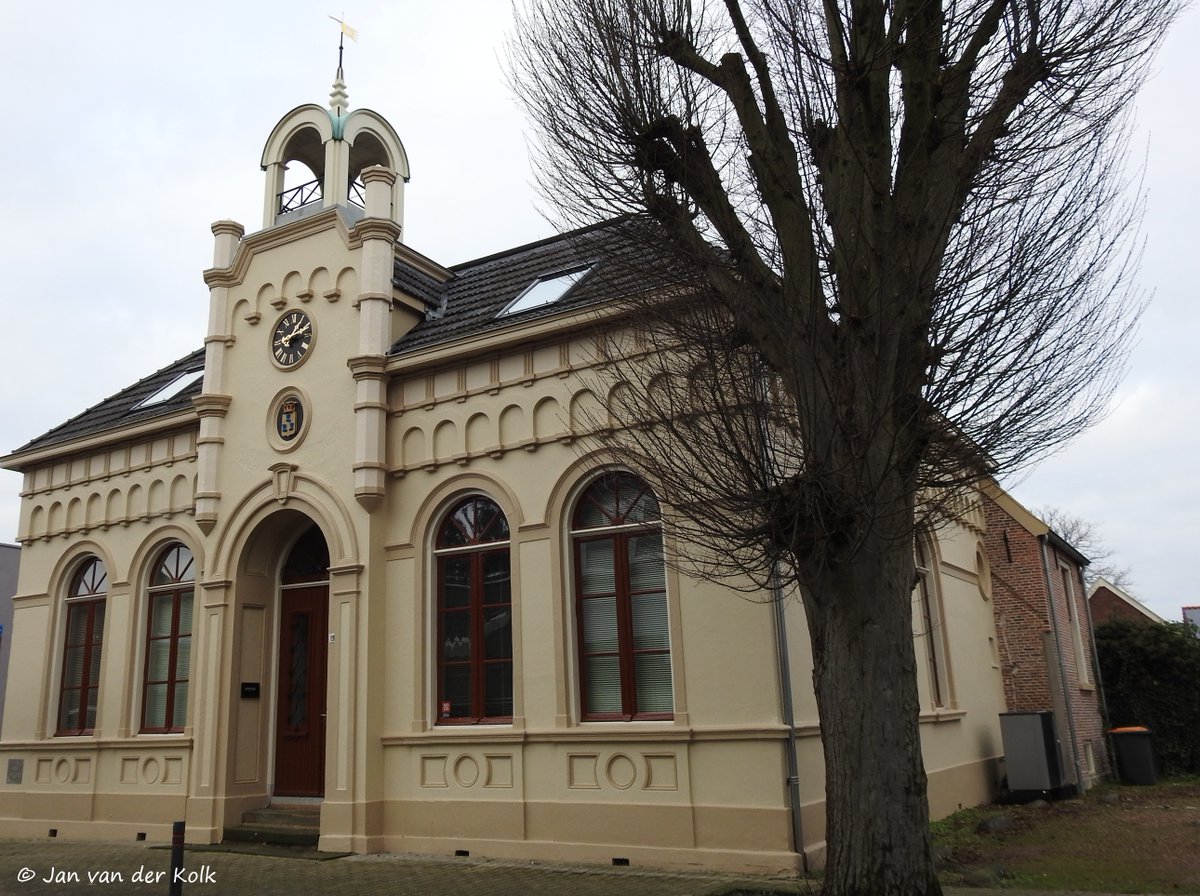 BekiekTwente's tweet photo. Het voormalige gemeentehuis van Diepenheim is in 1881 in eclectische stijl gebouwd (ontwerp: architect Meyer, Goor).
#Diepenheim #Deepn
#HofVanTwente #Twente #BekiekTwente https://t.co/fDPRIYZRKj