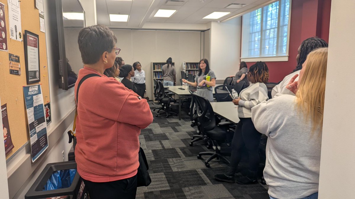 uofsccosw's tweet photo. We loved hosting @ColumbiaKoala students at Hamilton for a meet-and-greet! 🤝It was a great opportunity to connect and showcase what our @UofSC campus has to offer. 📚 @UofSCProvost @uofscgsa #SocialWorkGamecocks https://t.co/PaNa00h5qJ
